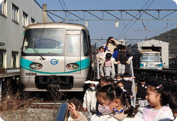 안전체험 3번째.png 아이들이 줄을 서서 지하철로 향하는 모습